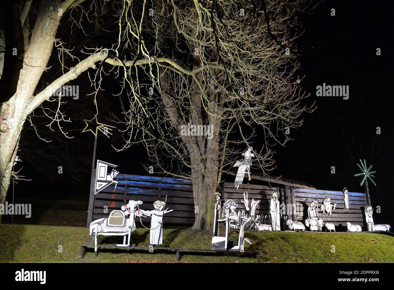 Krystofovo Udoli, Tschechische Republik. Dezember 2020. Allgemeine Ansicht der Weihnachtskrippe in Krystofovo Udoli Ort in der Nähe von Liberec Stadt in der Tschechischen Republik. Die Krippe des Bildhauers Josef Jira ist aus der Pappel geschnitzt und die Breite der Szene beträgt 16 Meter. Eine Krippe ist die Sonderausstellung, besonders während der Weihnachtszeit, von Kunstobjekten, die die Geburt Jesu darstellen. Quelle: Slavek Ruta/ZUMA Wire/Alamy Live News Stockfoto