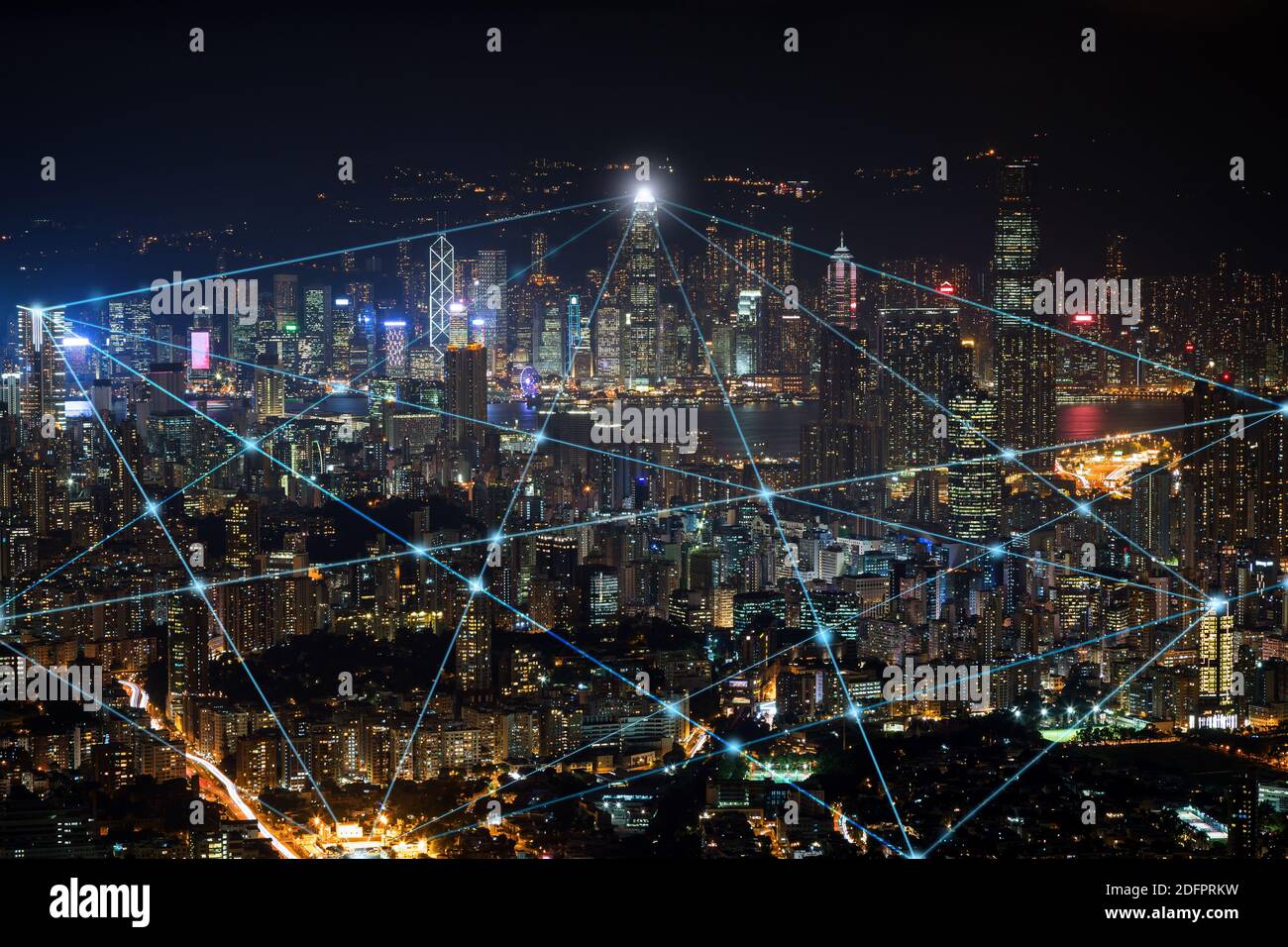 Smart City und Anschlussleitungen. Stadtbild von Hongkong, China, bei Nacht. Technologie, Netzanbindung, Information und Smart City Konzept. Stockfoto
