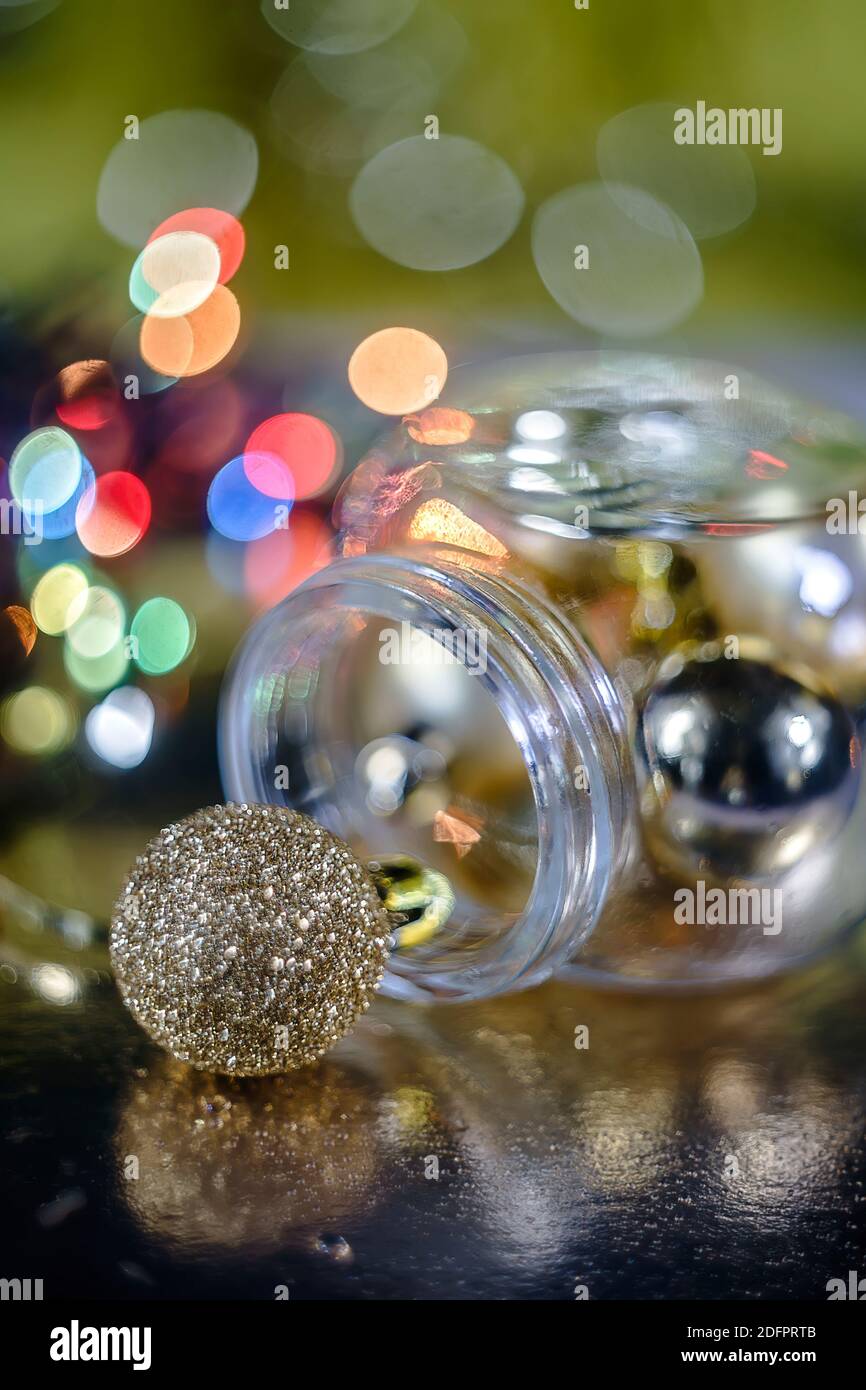 Nahaufnahme der goldenen Weihnachtskugel auf goldenem Hintergrund Stockfoto