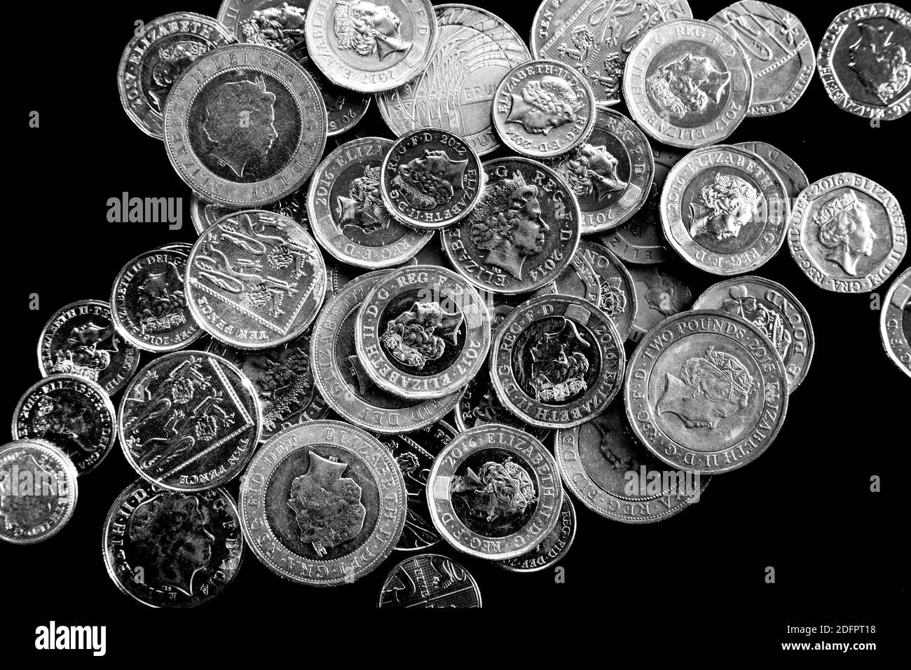 Studioaufnahme von verstreuten britischen Pfund-Münzen Stockfoto