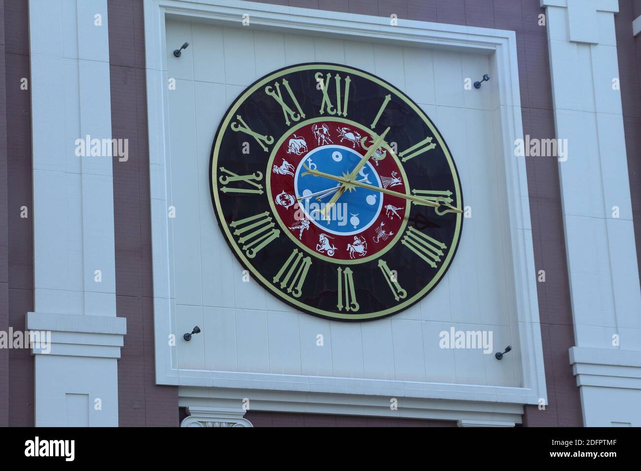 Astronomisches Zifferblatt aus Yokohama Tokyo Japan, das die Zeit in römischen Zahlen, die aktuellen Tierkreiszeichen und Planetensymbole anzeigt. Stockfoto