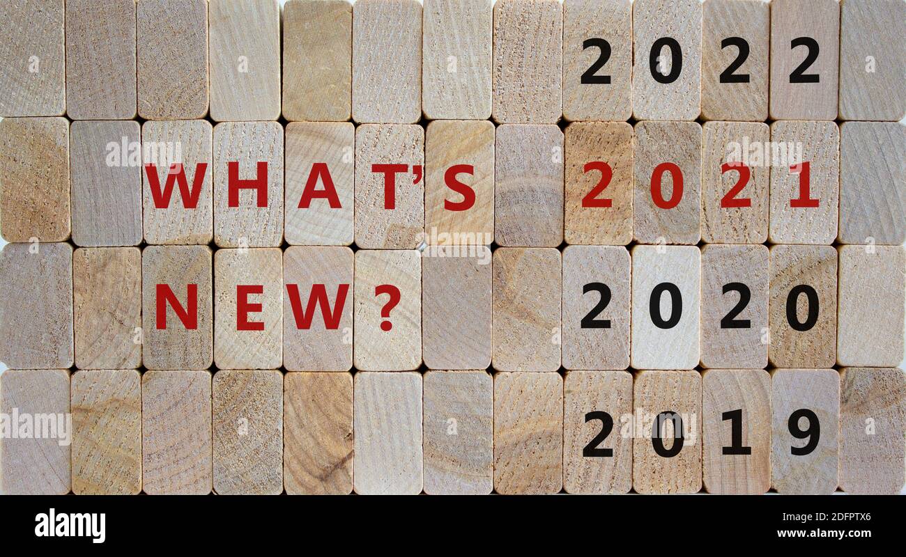 Symbol für das neue Jahr 2021. Holzblöcke mit den Worten "2021 was ist neu". 2019, 2020, 2022 Nummern. Schöner Holzhintergrund, Kopierraum. Business und t Stockfoto