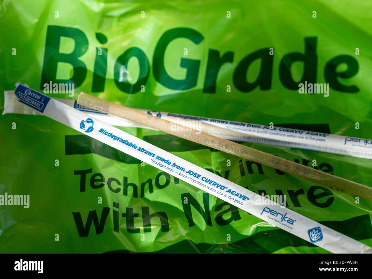 Biologisch abbaubare Strohhalme aus Jose Cuervo Agave mit einem Biograde Müllbeutel, USA Stockfoto