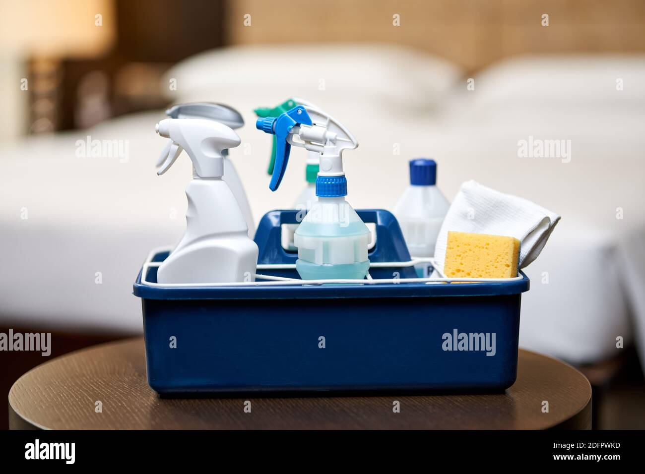 Eimer von Produkten mit verschiedenen Desinfektionsmitteln zur Reinigung während der Quarantäne. Housekeeping- und Hygienekonzept Stockfoto