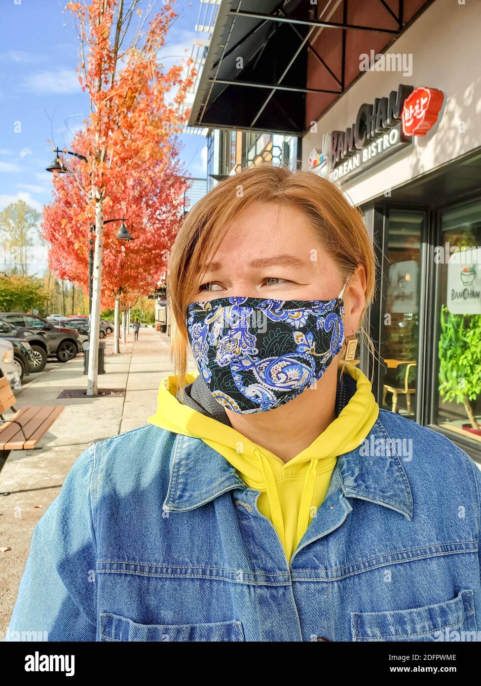 Nahaufnahme einer jungen Frau mit Schutzmaske auf der Straße in Langley, British Columbia. Stockfoto