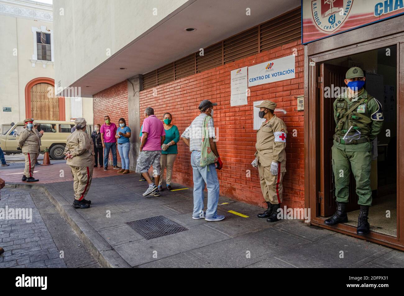 Wahlzentren, mit knapper Beteiligung ist das Hauptmerkmal der Parlamentswahlen von Nicolas Maduro Regierung, wo die meisten der Stockfoto