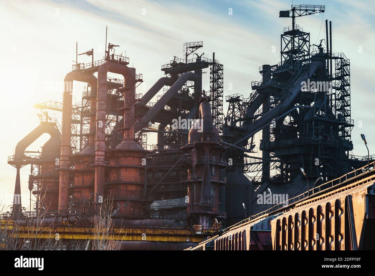 Hochofen von metallurgischen Anlagen oder Chemiefabrik, große Stahl Industriegebäude und Pipelines. Stockfoto