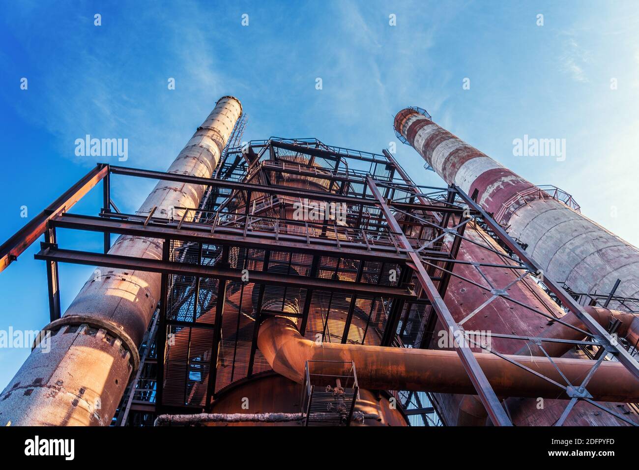 Hochofen von metallurgischen Anlagen oder Chemiefabrik, große Stahl Industriegebäude und Pipelines. Stockfoto