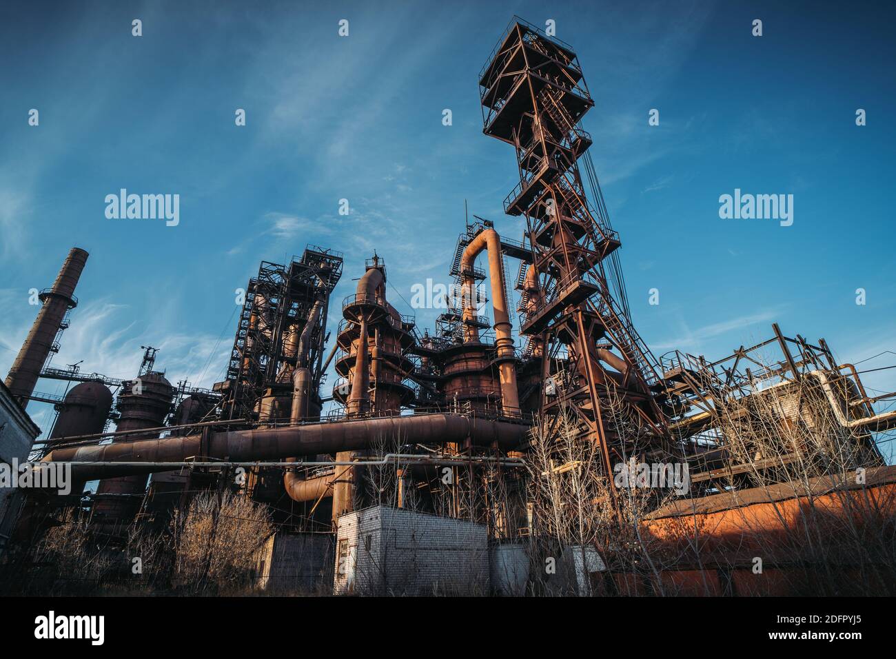 Hochofen von metallurgischen Anlagen oder Chemiefabrik, große Stahl Industriegebäude und Pipelines. Stockfoto