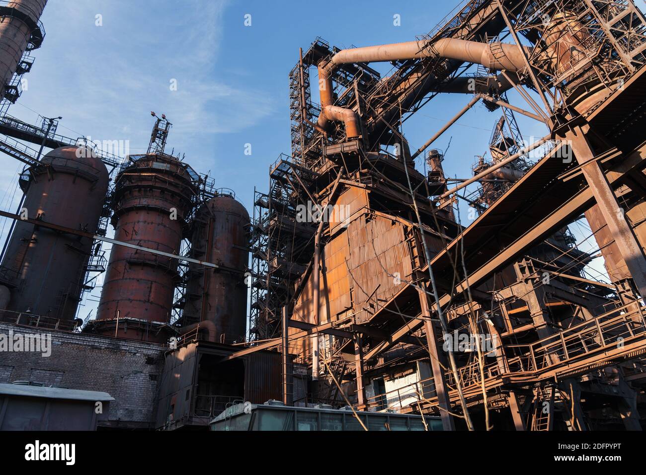 Hochofen von metallurgischen Anlagen oder Chemiefabrik, große Stahl Industriegebäude und Pipelines. Stockfoto