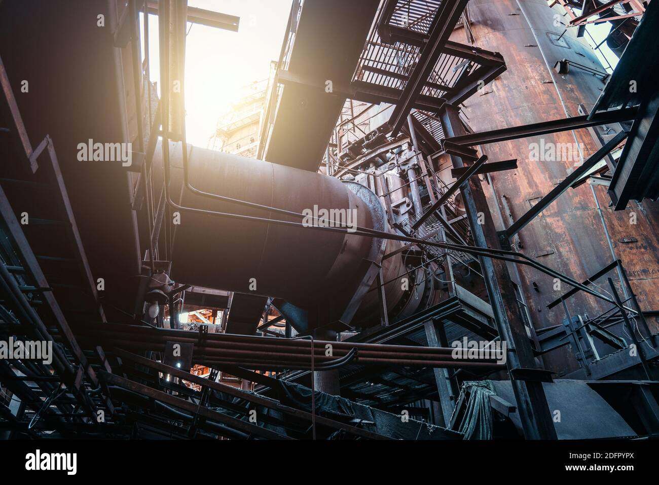 Hochofen Ausrüstung der metallurgischen Fabrik mit großen Eisentanks und Rohre. Stockfoto