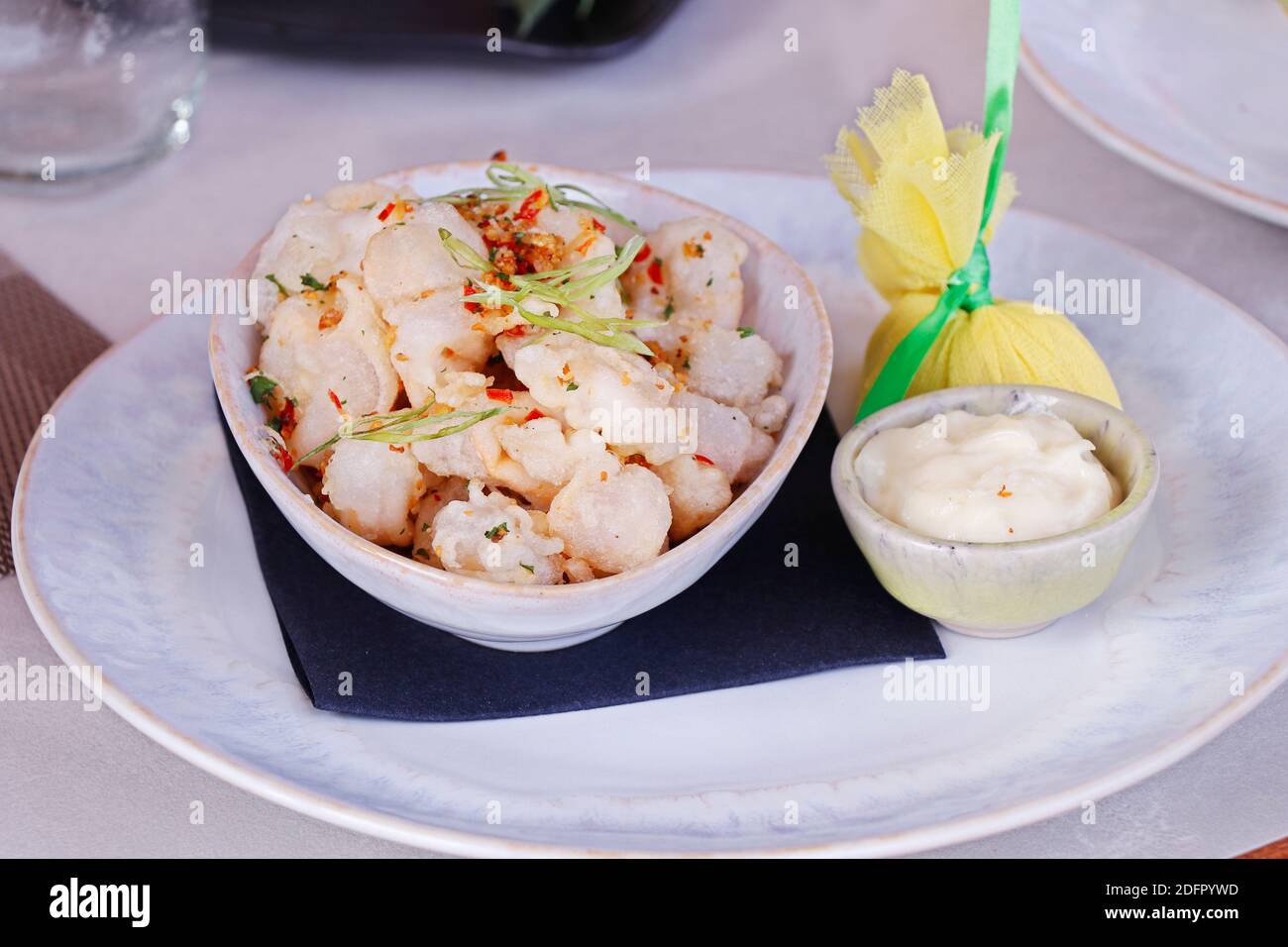 Knusprig gebratener Calamari mit Knoblauch und Zitronenmayonnaise Stockfoto