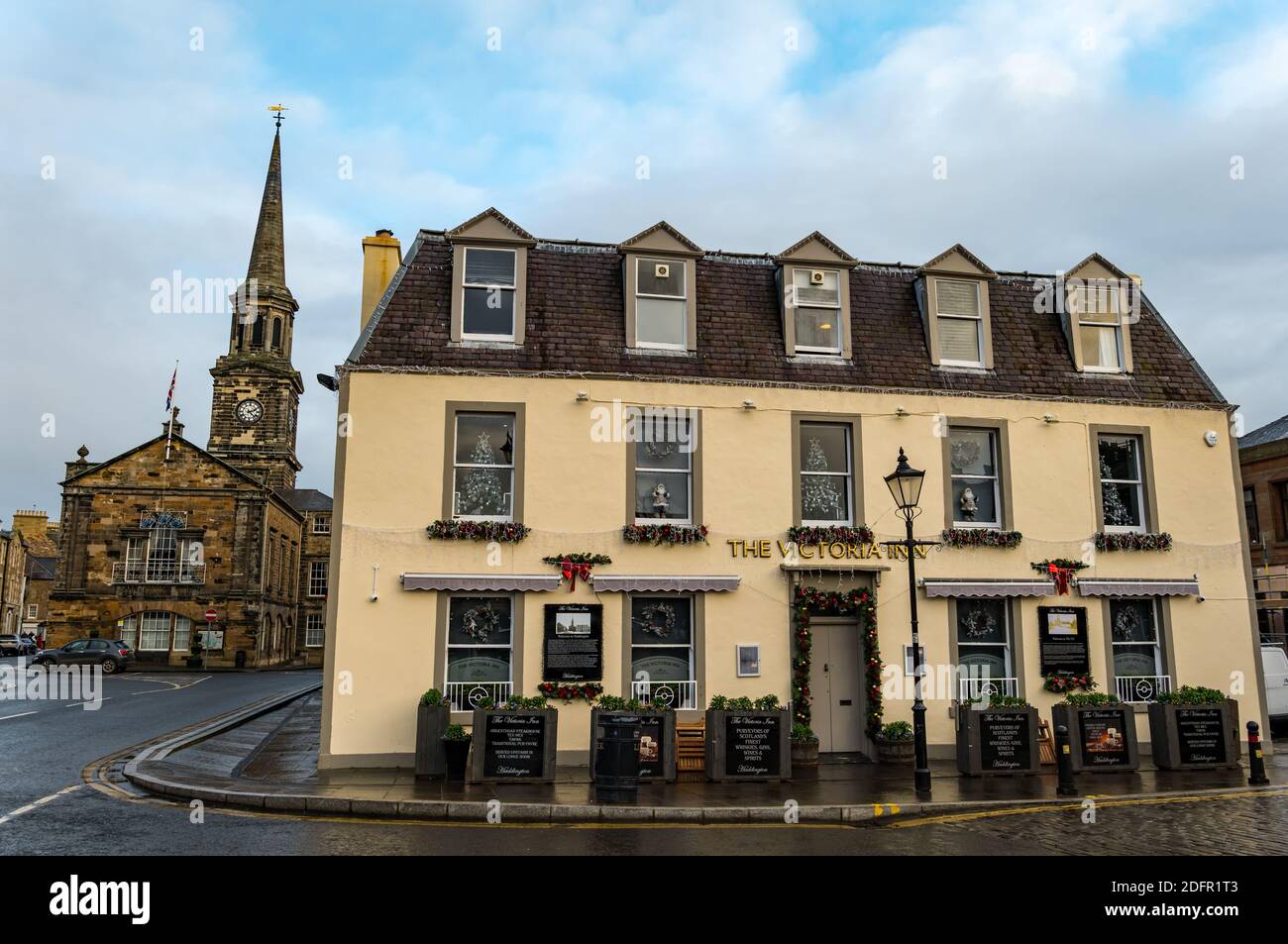 The Victoria Inn Pub and Restaurant on Court Street mit weihnachtlichen festlichen Dekorationen, Haddington, East Lothian, Schottland, Großbritannien Stockfoto