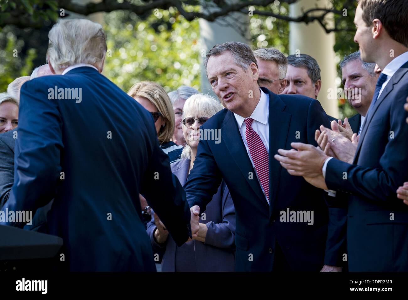 Präsident Donald J. Trump gratuliert dem Handelsbeauftragten der Vereinigten Staaten, Robert Lighthizer, während er im Rosengarten im Weißen Haus am 1. Oktober 2018 in Washington eine Stellungnahme zum Abkommen über Mexiko-Kanada der Vereinigten Staaten (USMCA) hält. D.C. Präsident Trump kündigte an, dass die Vereinigten Staaten und Kanada zu einem Abkommen vereinbart haben, das das nordamerikanische Freihandelsabkommen ersetzt. Foto von Pete Marovich/ABACAUSA.com Stockfoto