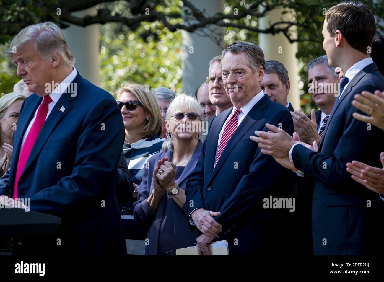 Die Zuschauer applaudieren dem Handelsbeauftragten der Vereinigten Staaten, Robert Lighthizer, als Präsident Donald J. Trump, und geben im Rosengarten im Weißen Haus am 1. Oktober 2018 in Washington, D.C. Präsident Trump kündigte an, dass die Vereinigten Staaten und Kanada zu einem Abkommen vereinbart haben, das das nordamerikanische Freihandelsabkommen ersetzt. Foto von Pete Marovich/ABACAUSA.com Stockfoto