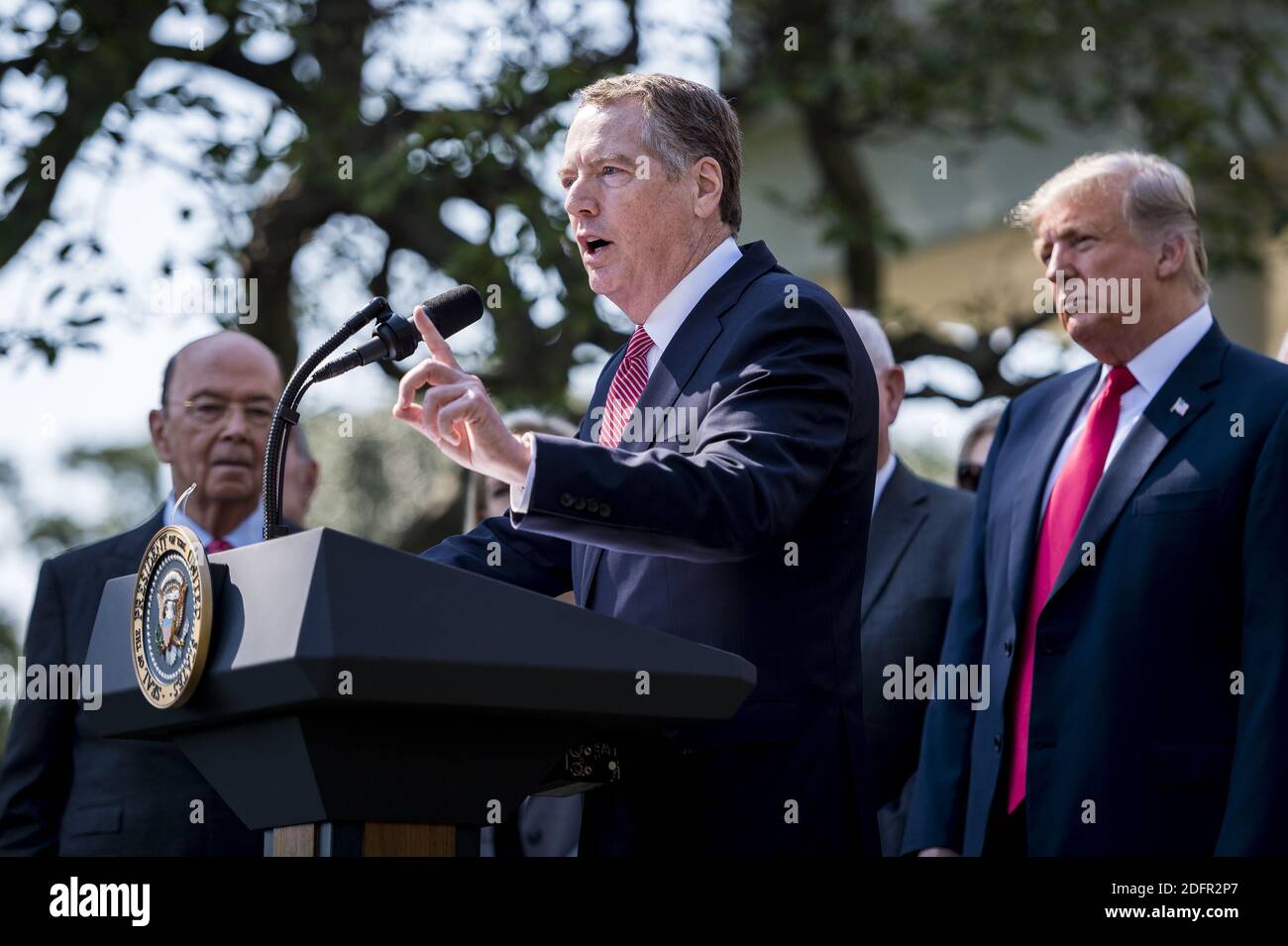 Präsident Donald J. Trump betrachtet die Ausführungen des Handelsbeauftragten der Vereinigten Staaten Robert Lighthizer zum Abkommen über Mexiko-Kanada (USMCA) im Rosengarten im Weißen Haus am 1. Oktober 2018 in Washington. D.C. Präsident Trump kündigte an, dass die Vereinigten Staaten und Kanada zu einem Abkommen vereinbart haben, das das nordamerikanische Freihandelsabkommen ersetzt. Foto von Pete Marovich/ABACAUSA.com Stockfoto