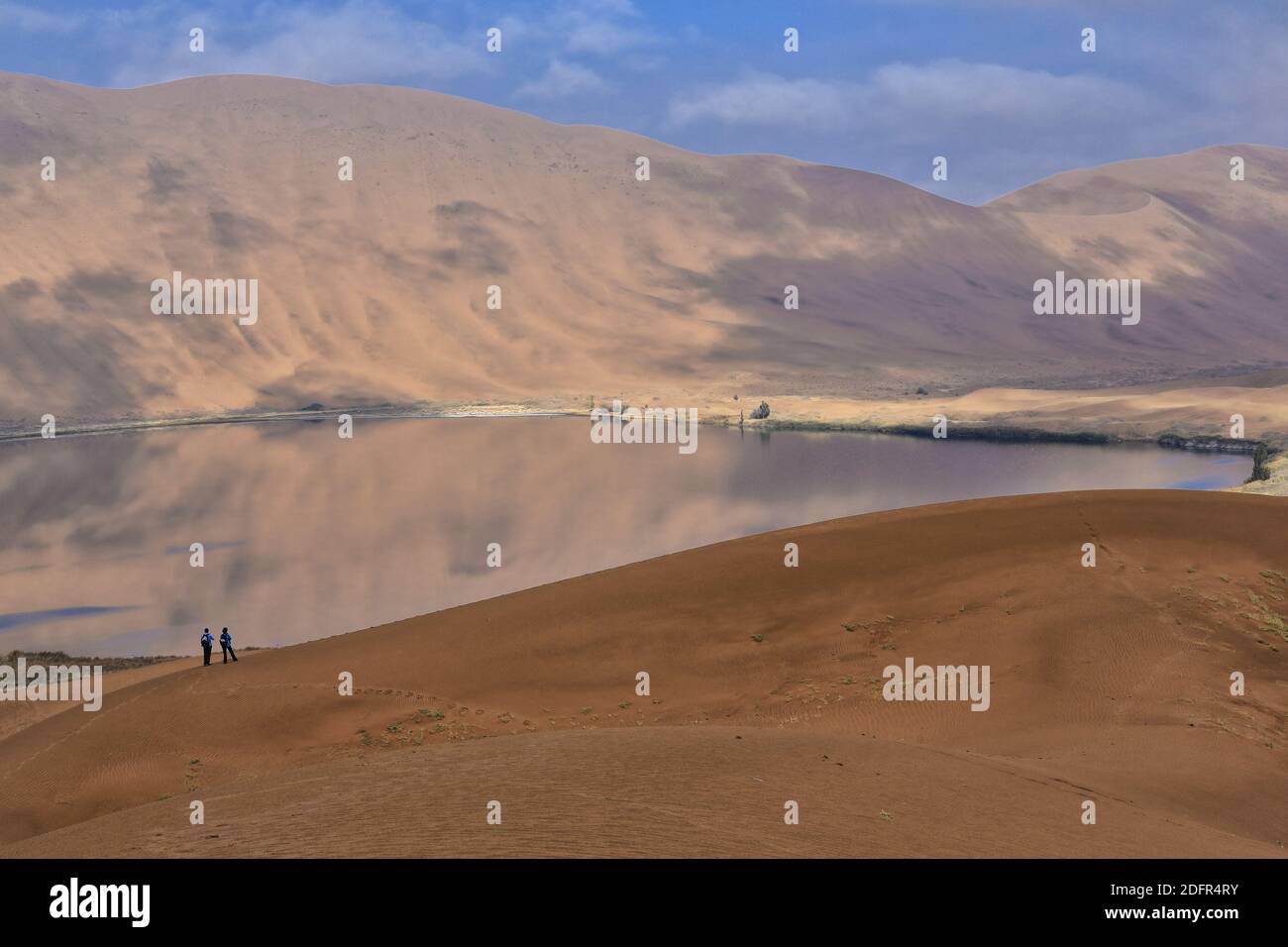 Sumu Barun Jaran See spiegelnd dunkles Wasser. Badain Jaran Wüste-Innere Mongolei-China-1153 Stockfoto