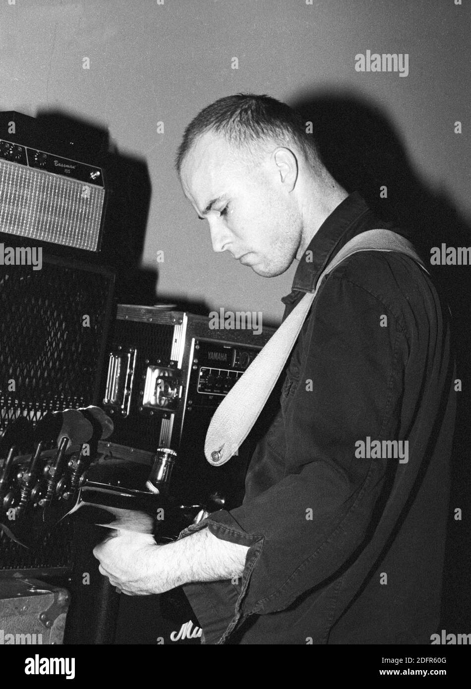 Bassgitarrist Justin Harwood tritt mit den Schüttelfrost im Bowen West Theater, Bedford, Großbritannien, 3. März 1990 auf. Stockfoto