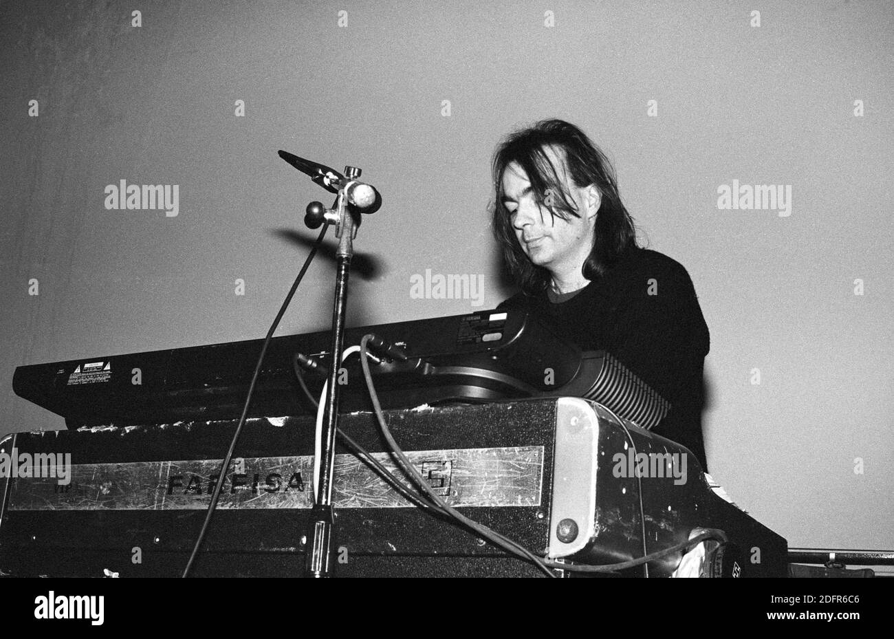 Keyboarder Andrew Todd, der am 3. März 1990 im Bowen West Theatre, Bedford, Großbritannien, mit den Schüttelfrost auftrat. Stockfoto