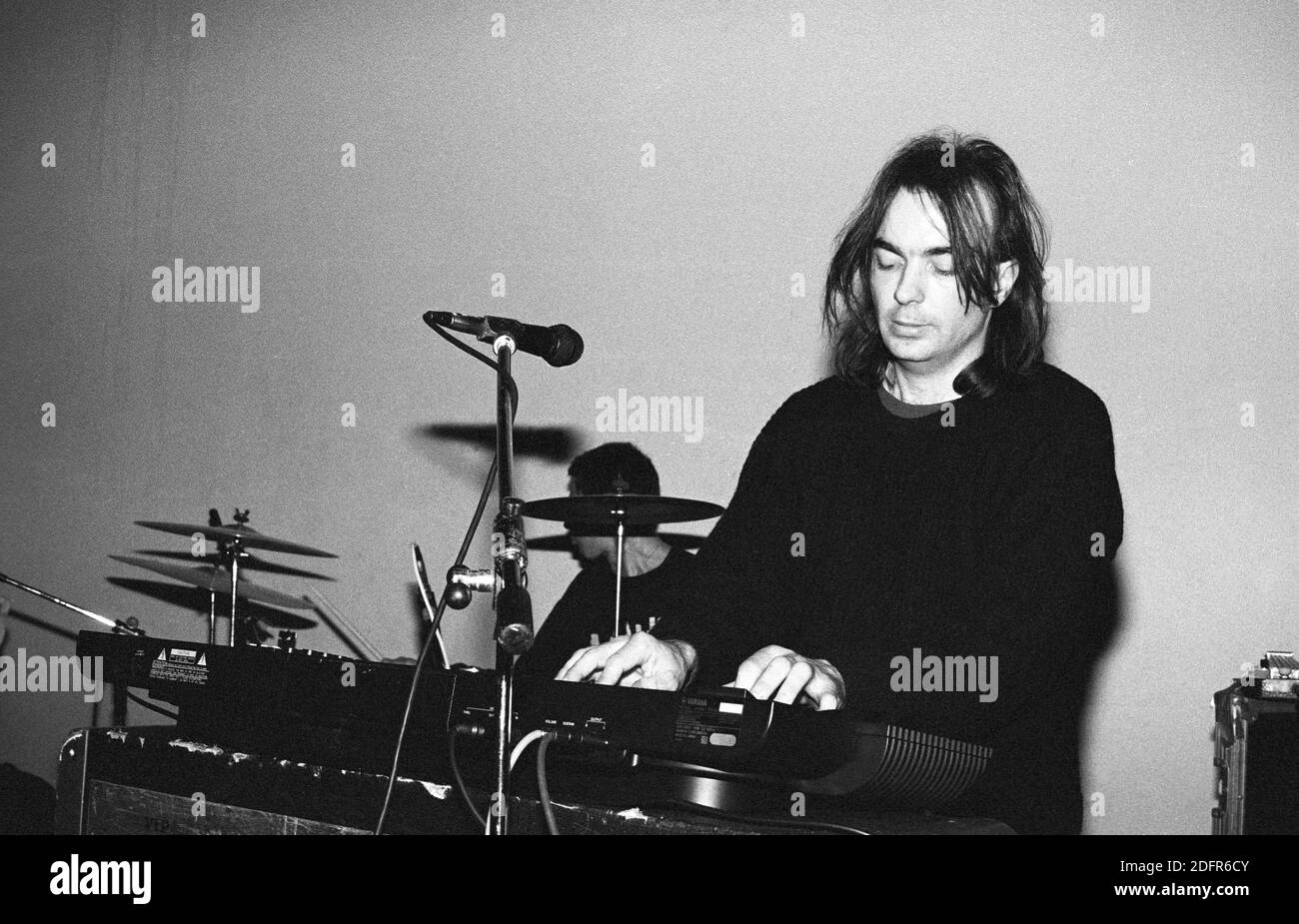 Keyboarder Andrew Todd, der am 3. März 1990 im Bowen West Theatre, Bedford, Großbritannien, mit den Schüttelfrost auftrat. Stockfoto