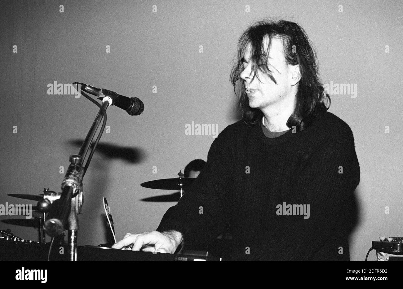 Keyboarder Andrew Todd, der am 3. März 1990 im Bowen West Theatre, Bedford, Großbritannien, mit den Schüttelfrost auftrat. Stockfoto