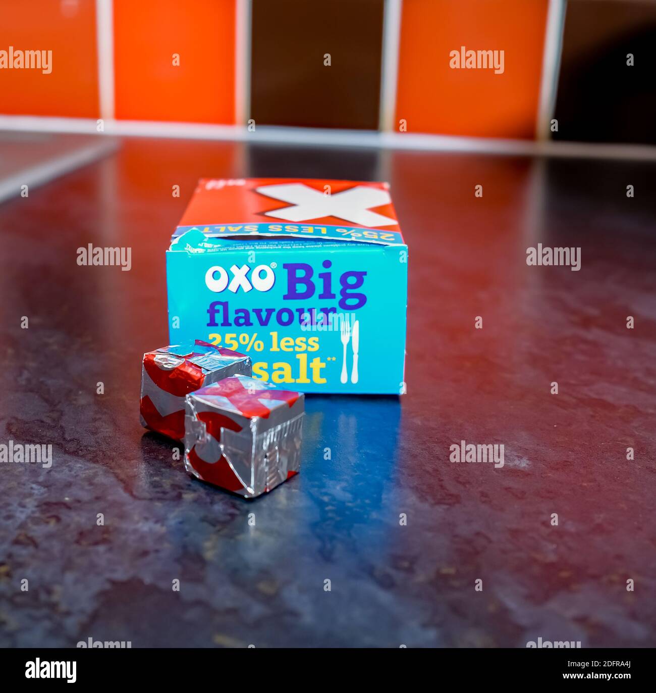 Norwich, Norfolk, Großbritannien – Dezember 06 2020. Illustrative redaktionelle Fotografie einer Nahaufnahme eines Paares Silberfolie eingewickelt reduziert Salz Oxo Stock Cube Stockfoto