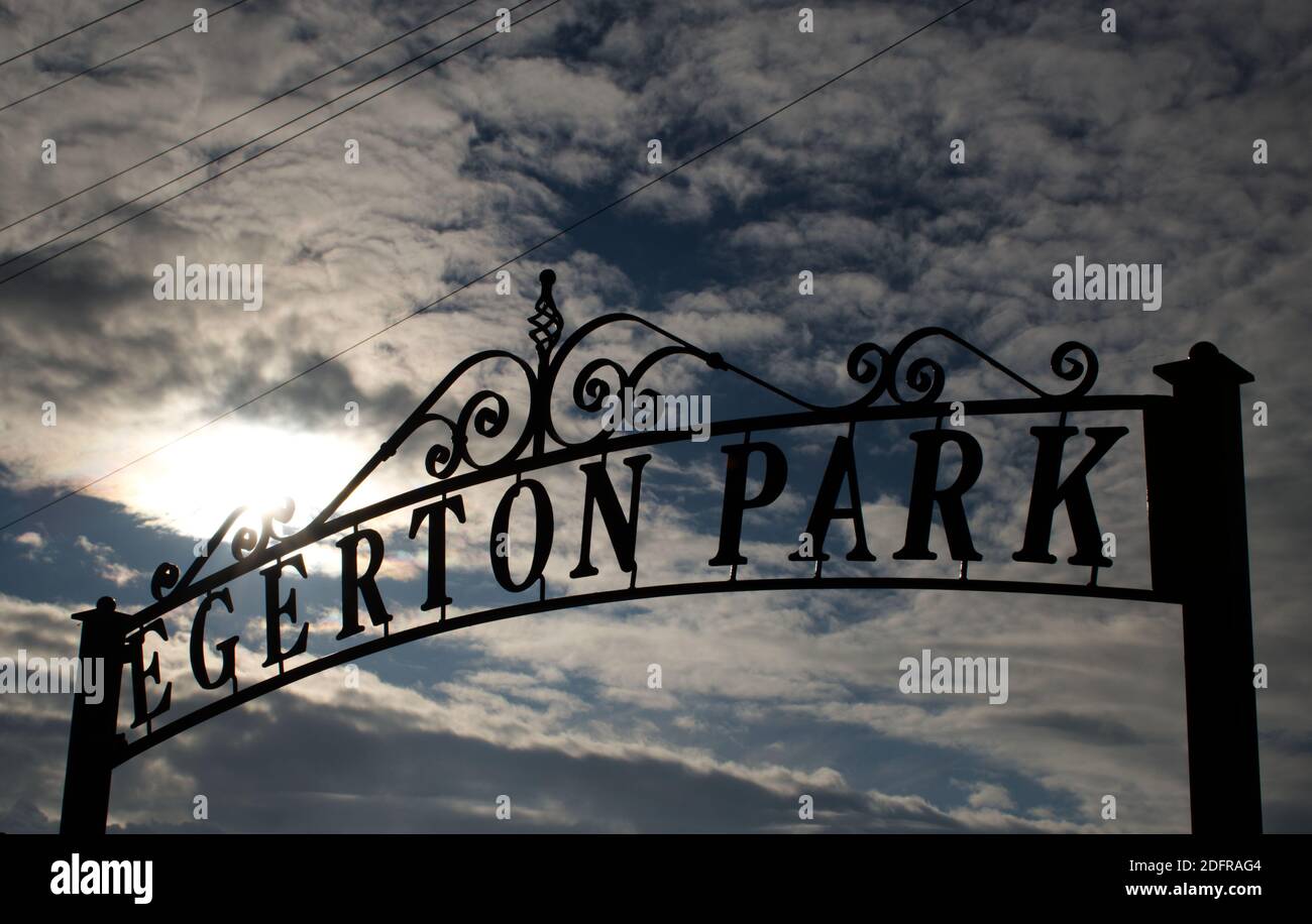 Eine Silhouette des Eingangszeichens des Egerton Parks in Bexhill. Stockfoto