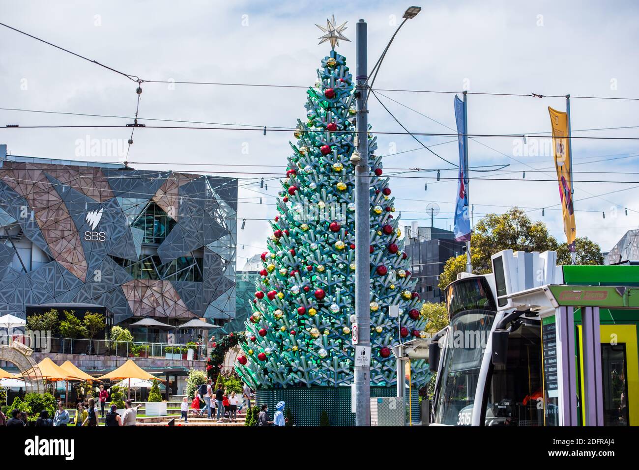 Melbourne, Victoria, Australien. November 2020. Weihnachtsbaum aus Kunststoff am Federation Square in Melbourne. Quelle: Alexander Bogatirev/SOPA Images/ZUMA Wire/Alamy Live News Stockfoto