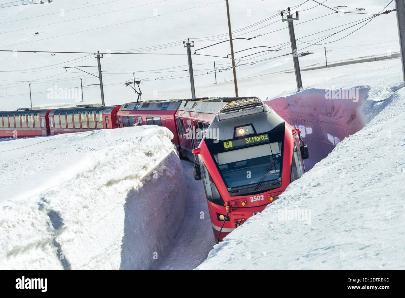 BERNINA Express, roter Zug in der Wintersaison. Stockfoto