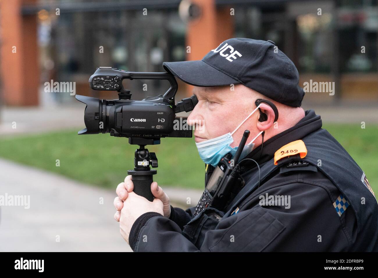 Manchester Piccadilly Gardens 6. Dez 2020: Ein polizeilicher Beweissammler zeichnet die Anti-Lockdown & Tier-System-Protestsammlung auf einer Videokamera auf Stockfoto