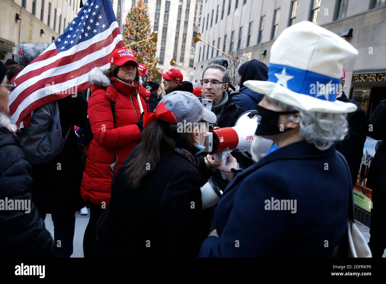 Ein Unterstützer von Präsident Trump hält während der Demonstration eine amerikanische Flagge auf dem Rockefeller Plaza.Pro Trump Demonstranten zitieren ihre Ansichten mit Gründen, warum der Präsident der legitime Gewinner der 3. November-Wahl ist, unter Berufung auf Betrug und "das Stehlen" und viele Unregelmäßigkeiten während der Wahl. Stockfoto