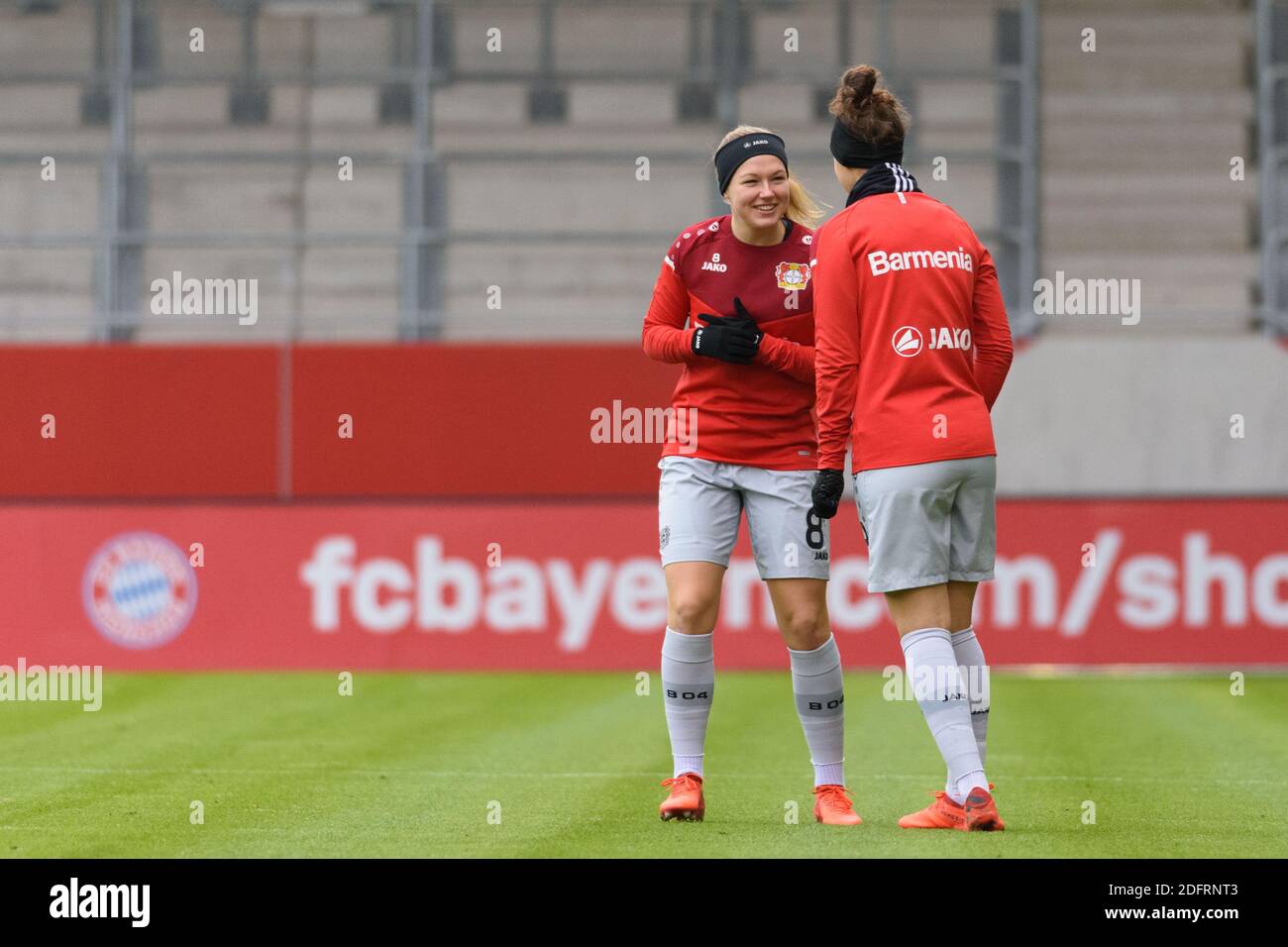 München, Deutschland. Dezember 2020. Ann-Kathrin Finken (#8 Bayer Leverkusen) und Gianna Rackow (#18 Bayer Leverkusen) vor dem Bundesligaspiel der Frauen zwischen dem FC Bayern München und Bayer Leverkusen. Sven Beyrich/SPP Kredit: SPP Sport Pressefoto. /Alamy Live Nachrichten Stockfoto