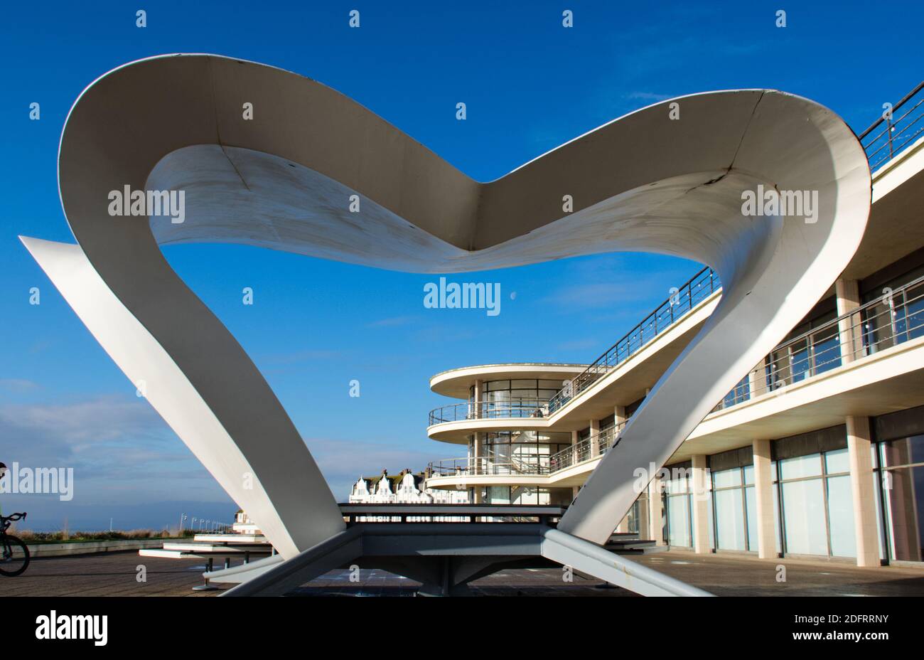 Der De La Warr Pavillon durch ein Herz geformt gesehen Bandstativ Stockfoto