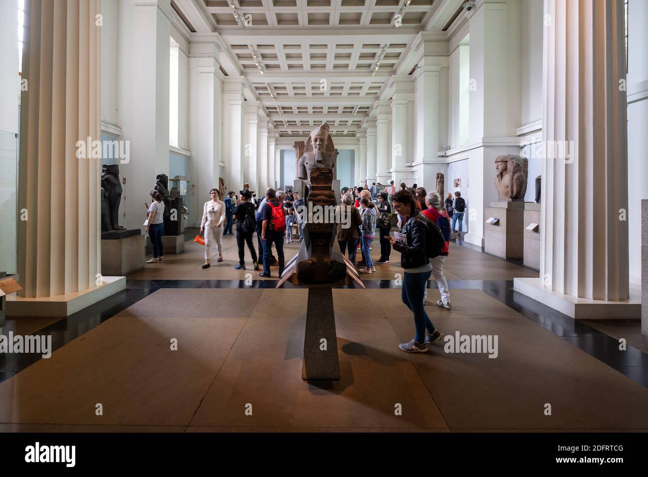Besucher in einem Raum gewidmet alten Ägypten Antiquitäten auf Das British Museum Stockfoto