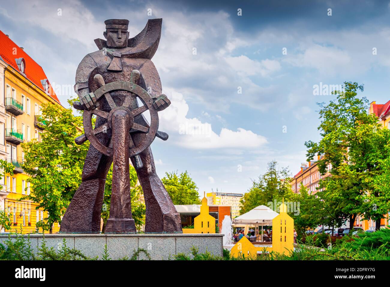 Szczecin, Polen, Juni 2019 5m hohes Denkmal des Seemanns mit Schiffsrad auf dem Grunwaldzki Platz, enthüllt im Jahr 1980 Stockfoto