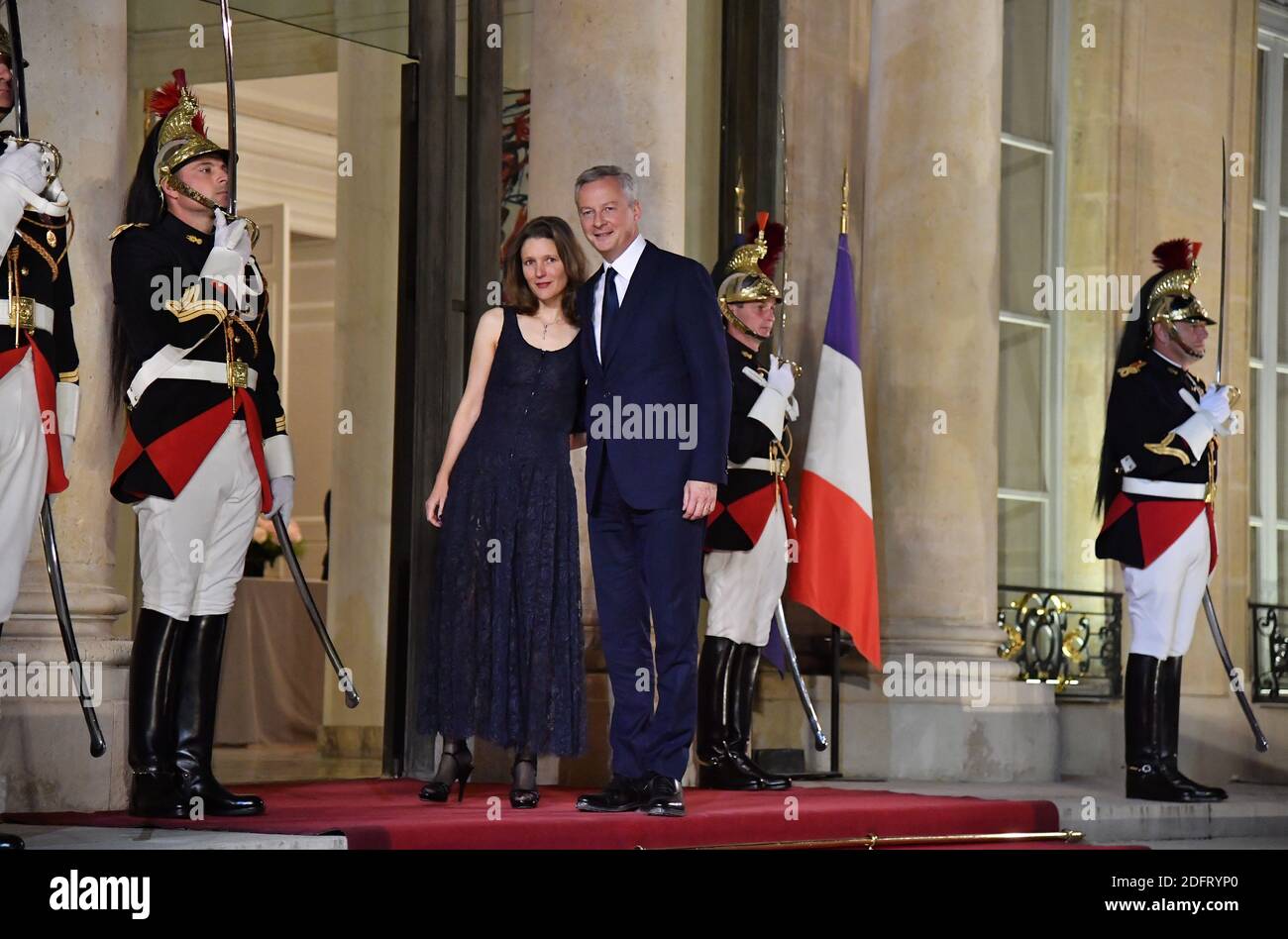 Der Minister für Wirtschaft und Finanzen Bruno Le Maire und seine Frau Pauline Doussau de Bazignan vor dem französischen Präsidenten begrüßt den Präsidenten der Republik Südkorea und seine Frau zu einem Staatsessen im Palais de l'Elysee, Paris, Frankreich am 15. Oktober 2018. Foto von Christian Liewig/ABACAPRESS.COM Stockfoto