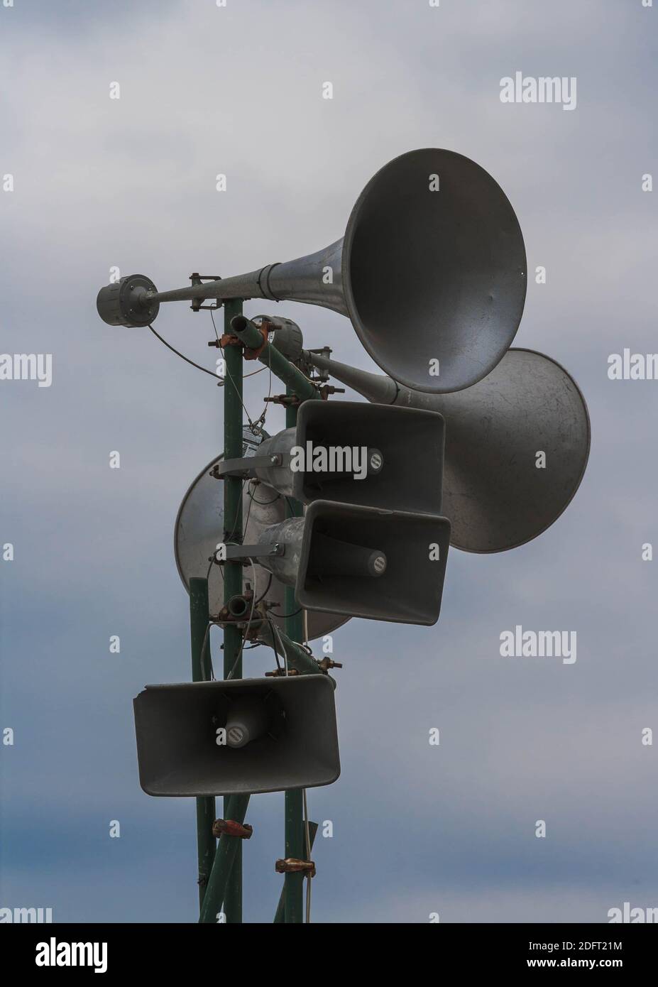 Tannoy oder Lautsprechersystem gegen einen dunklen, absenkenden Himmel - monochrom. Dystopische Vorschläge. Stockfoto