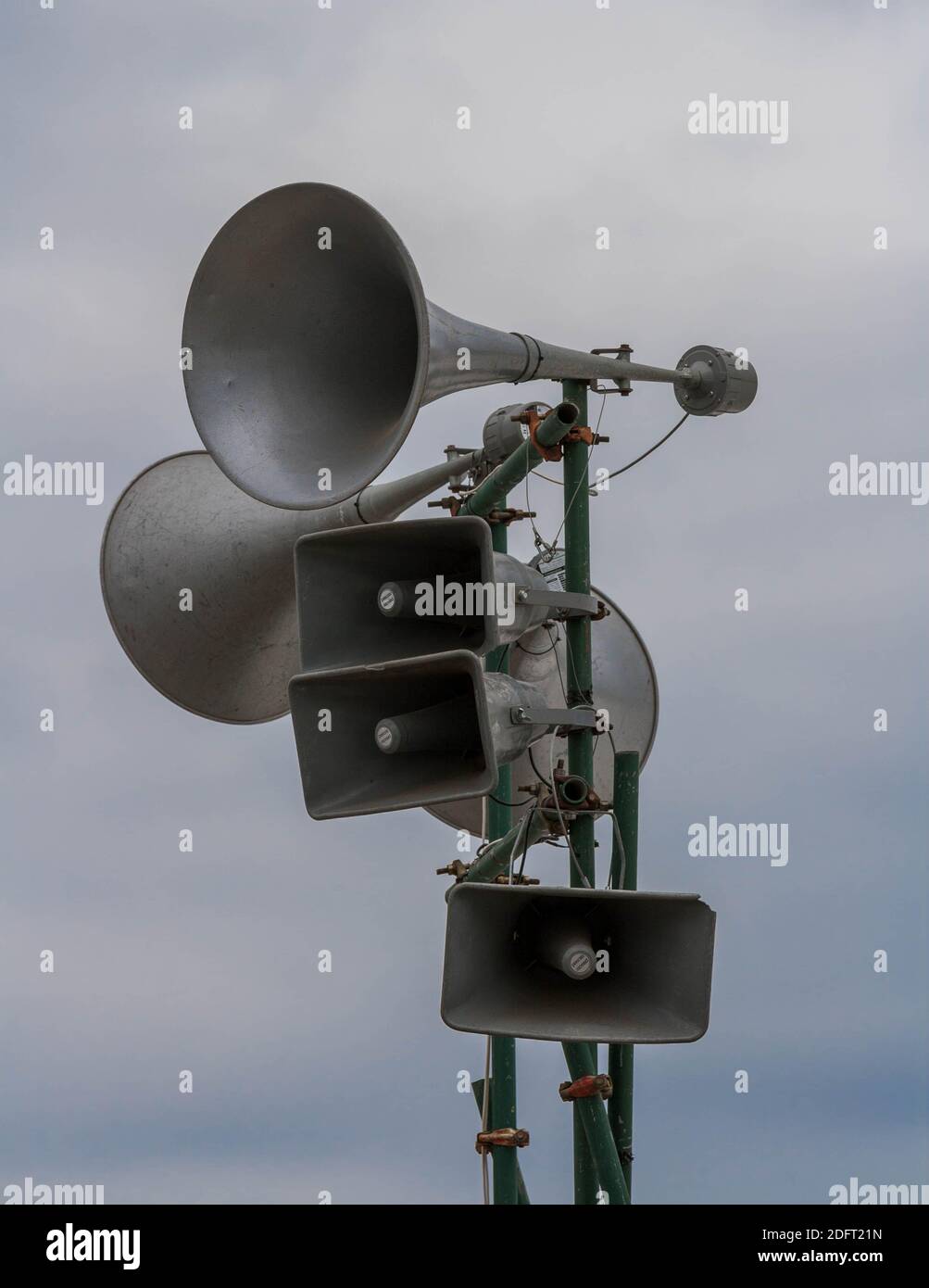 Tannoy oder Lautsprechersystem gegen einen dunklen, absenkenden Himmel - monochrom. Dystopische Vorschläge. Stockfoto