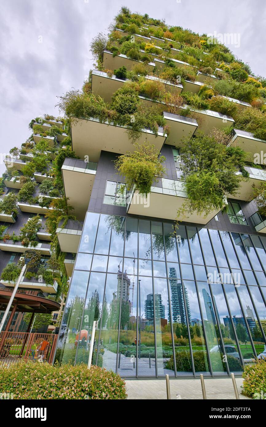 Mailand, Lombardei, Italien - 04.10.2020 - Nahaufnahme von Bosco Verticale Milano residenza porta nuova - Vertikales Waldgebäude im Stadtteil Porta Nuova, vie Stockfoto