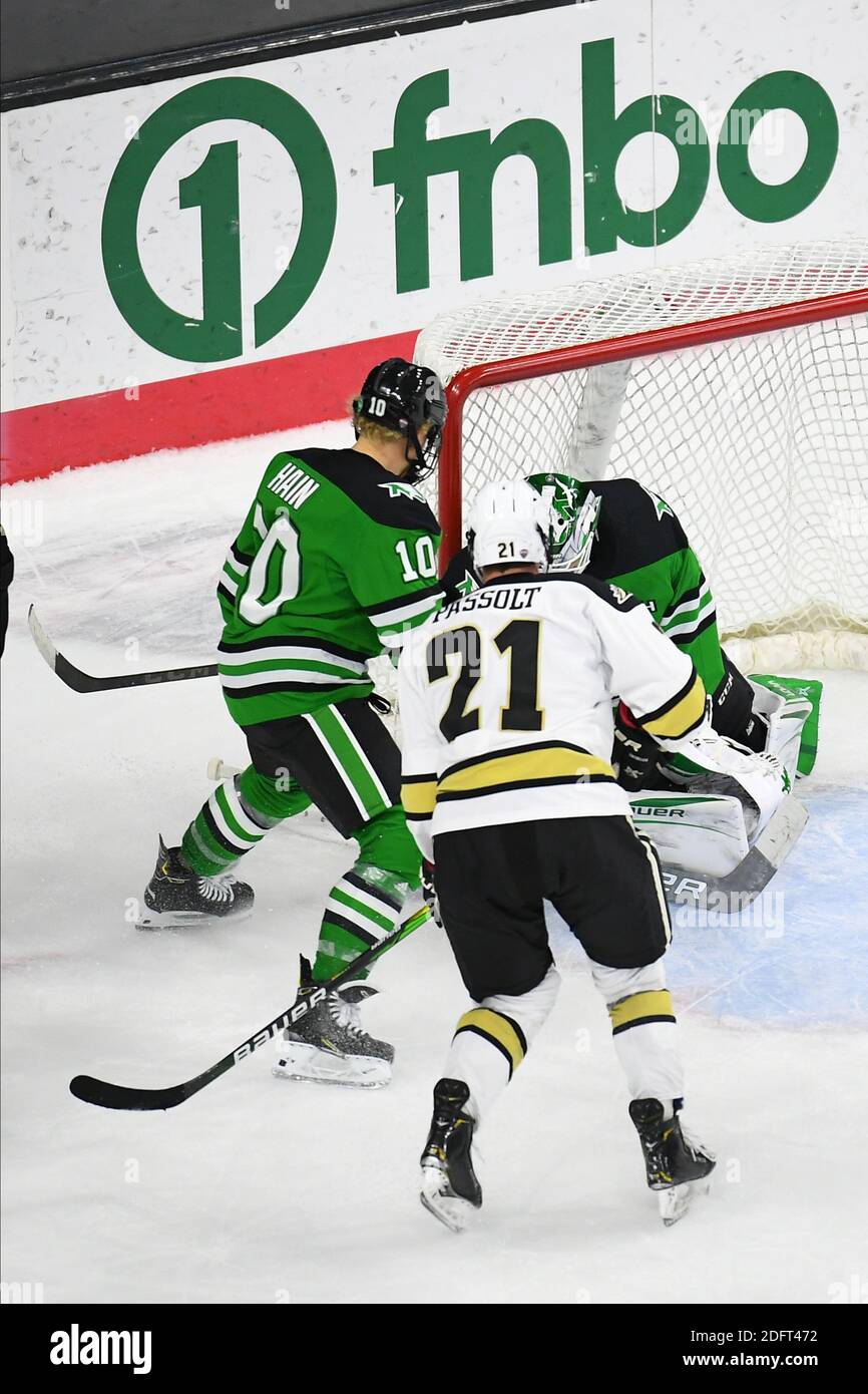 6. Dezember 2020 Western Michigan Broncos Forward Josh Passolt (21) schießt auf North Dakota kämpfen Hawks Torhüter Peter Thome (1) während eines NCAA D1 Männer Hockey-Spiel zwischen der University of North Dakota kämpfen Hawks und der Western Michigan Broncos in Baxter Arena in Omaha NE, Heimat des NCHC ''Pod'', wo die ersten 38 .National Collegiate Hockey Conference Spiele unter sicheren Bedingungen gespielt werden, um vor Covid-19 zu schützen. North Dakota gewann 8:2. Foto von Russell Hons/CSM Stockfoto