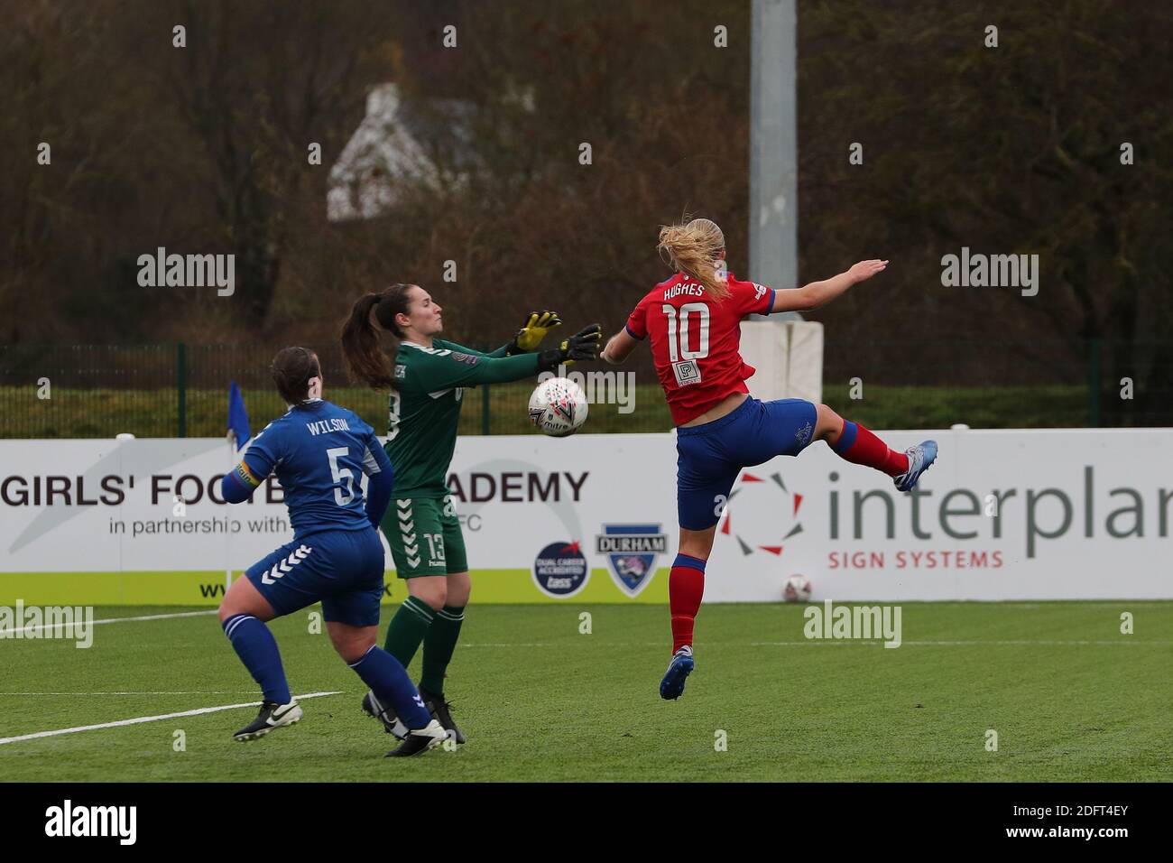 DURHAM, ENGLAND. 6. DEZEMBER die Durham Women's Megan Borthwick und Sarah Wilson im Einsatz mit Elise Hughes von Blackburn Rovers während des FA Women's Championship Matches zwischen dem Durham Women FC und Blackburn Rovers im Maiden Castle, Durham City am Sonntag, 6. Dezember 2020. (Kredit: Mark Fletcher, Mi News) Kredit: MI Nachrichten & Sport /Alamy Live Nachrichten Stockfoto