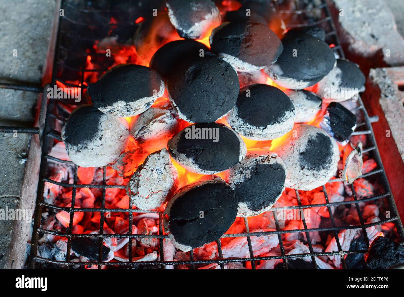 Emder unter Grill, halbglühende Kohle Briketts auf Grill, bbq Vorbereitung fast fertig; horizontale Ausrichtung Stockfoto