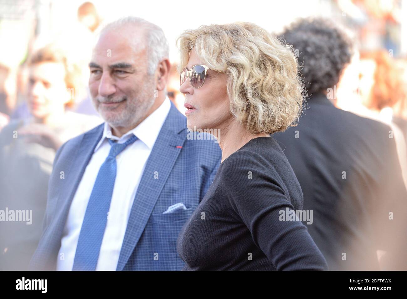 Der Bürgermeister von Lyon, Georges Kepenekian, und Jane Fonda, die am 20. Oktober 2018 beim 10. Lumiere Festival in Lyon, Frankreich, an der Reenactment des ersten Filmes teilgenommen haben, der jemals gedreht wurde. Foto von Julien Reynaud/APS-Medias/ABACAPRESS.COM Stockfoto