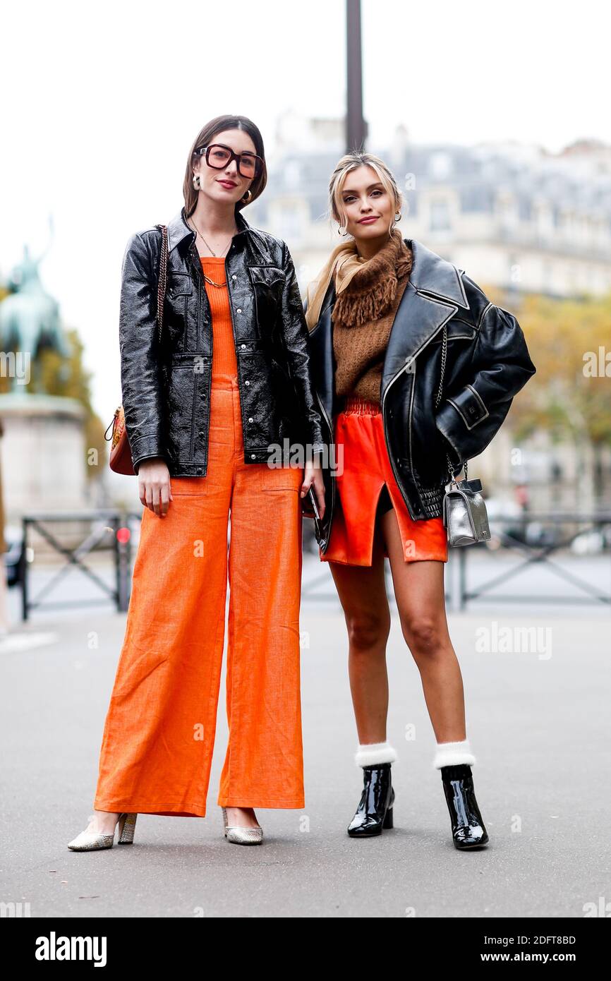 Im Stil der Straße, Carmen Hamilton und Sarah Ellen Ankunft in Miu Miu Frühling Sommer 2019 Ready-to-Wear-Show, im Palais d'Iena, in Paris, Frankreich, am 2. Oktober 2018 statt. Foto von Marie-Paola Bertrand-Hillion/ABACAPRESS.COM Stockfoto