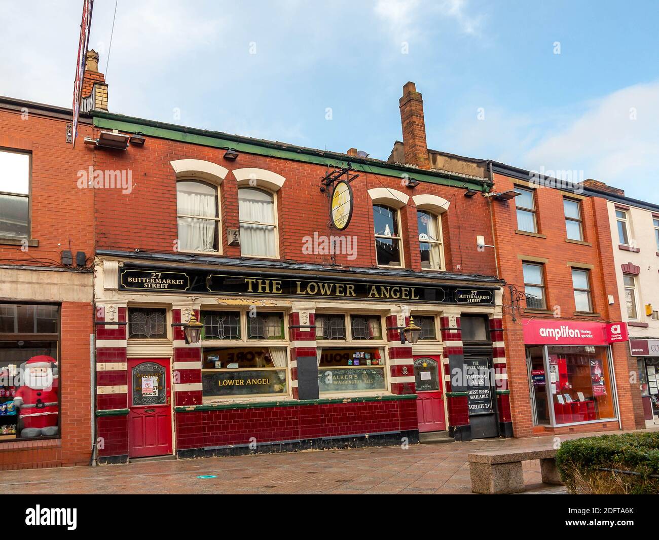 Lower Angel öffentliches Haus in Warrington Stadtzentrum mit Türen Ein- und Ausgehen aufgrund der Coronavirus-Pandemie Stockfoto