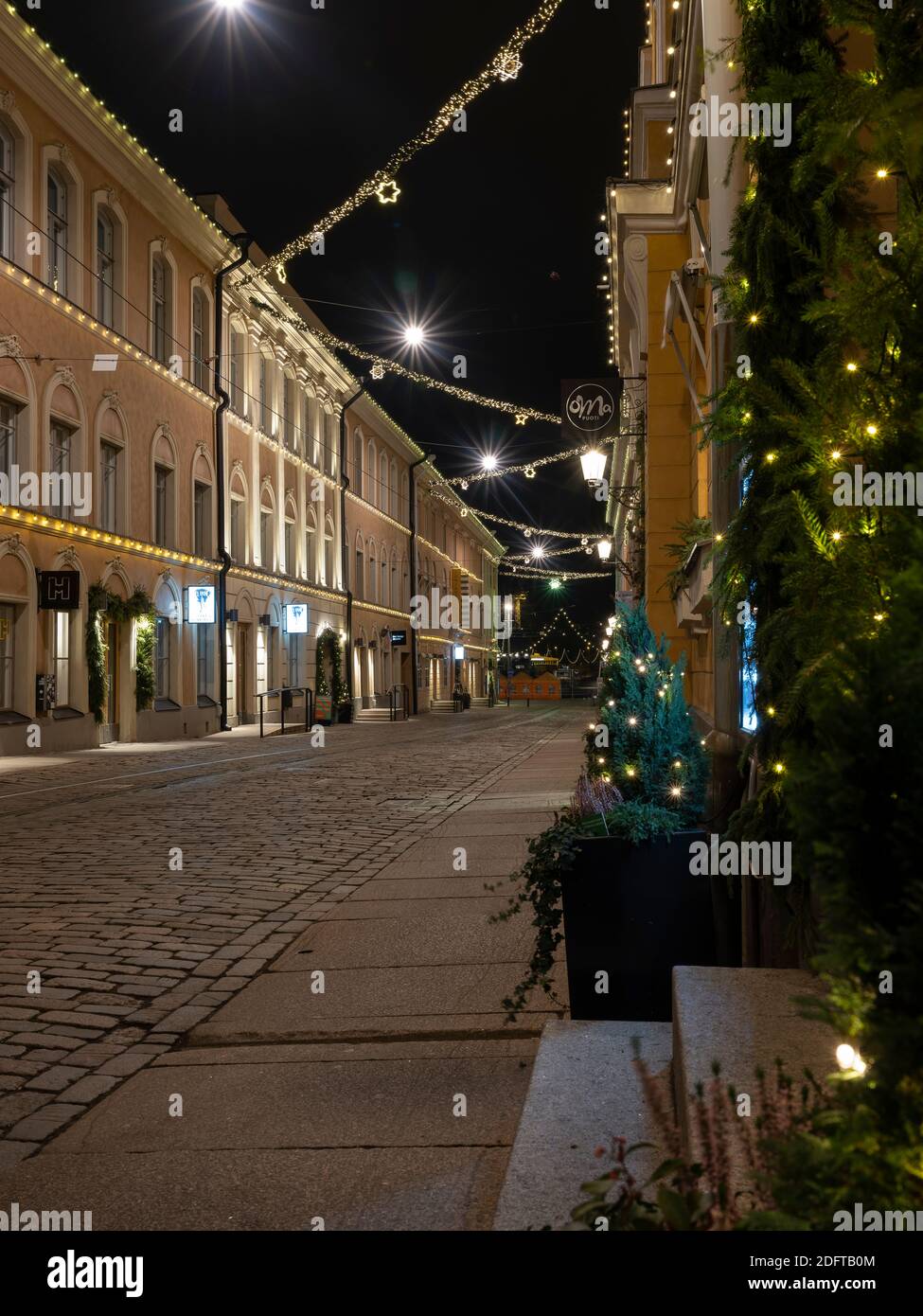 Helsinki / Finnland - 6. Dezember 2020: Die Straßen in der Hauptstadt waren während des Unabhängigkeitstages Finnlands wegen der Beschränkungen von Covid-19 leer. Stockfoto