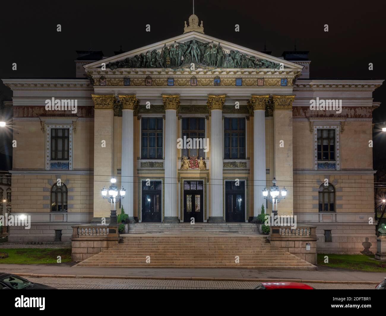 Helsinki / Finnland - 6. Dezember 2020: Beleuchtetes Regierungsgebäude, das Haus der Estates, in der Innenstadt von Helsinki Stockfoto
