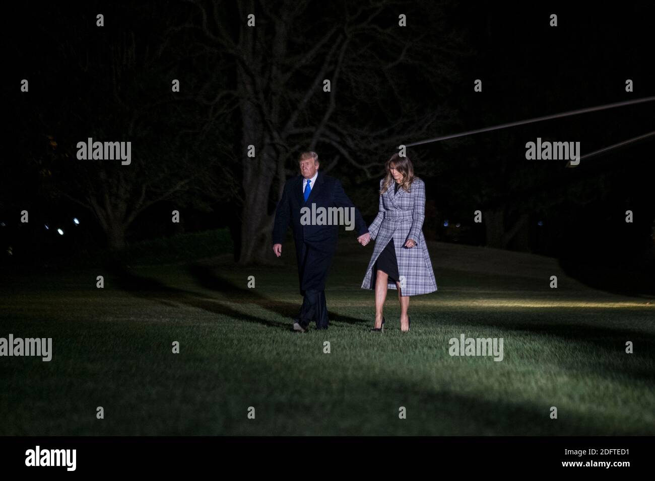 10/30/18, das Weiße Haus, Washington, D.C. US-Präsident Donald Trump, links, geht mit US-First Lady Melania Trump auf dem South Lawn des Weißen Hauses nach der Ankunft auf Marine One in Washington, D.C., USA, am Dienstag, 30. Oktober 2018. Die vier Spitzenpolitiker im Kongress lehnten Trumps Einladung ab, sich ihm am Dienstag auf eine Reise nach Pittsburgh zu begleiten, um Beileid für den Angriff auf eine Synagoge zu bekunden, bei dem ein Schütze 11 Menschen tötete. Fotografin: Gabriella Demczuk/Bloomberg Stockfoto