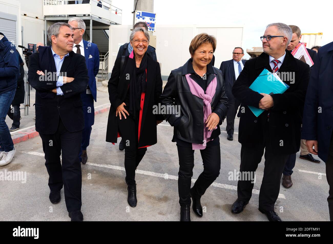 Die französische Verkehrsministerin Elisabeth Borne und die Bürgermeisterin von Calais Natacha Bouchart weihen am 6. November 2018 im Cross-Channel Terminal in Calais die Güterautobahn Calais-Turin Orbassano ein. Foto von Sylvain Lefevre/ABACAPRESS.COM Stockfoto