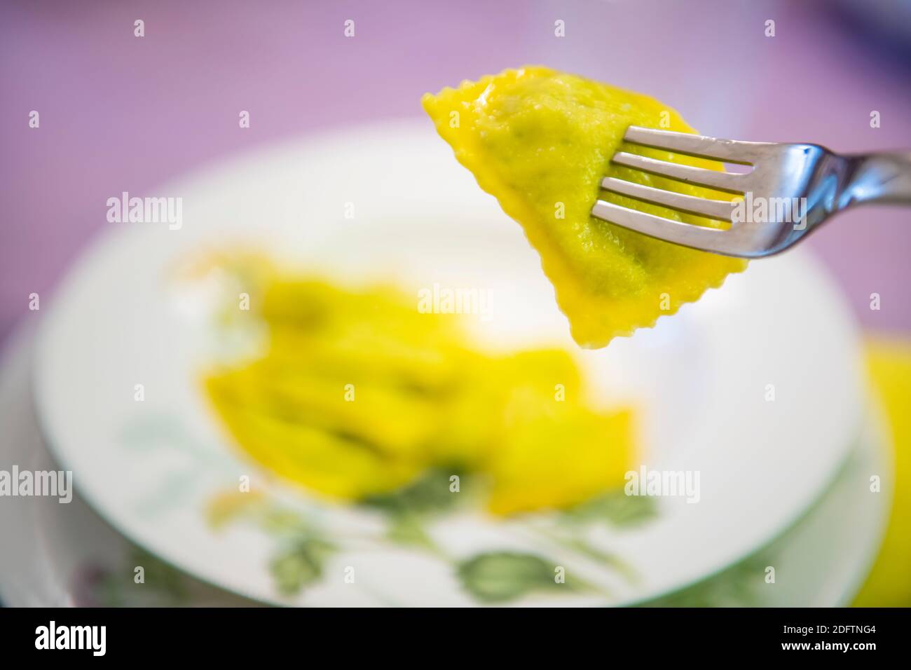 Hausgemachte italienische Ravioli Stockfoto